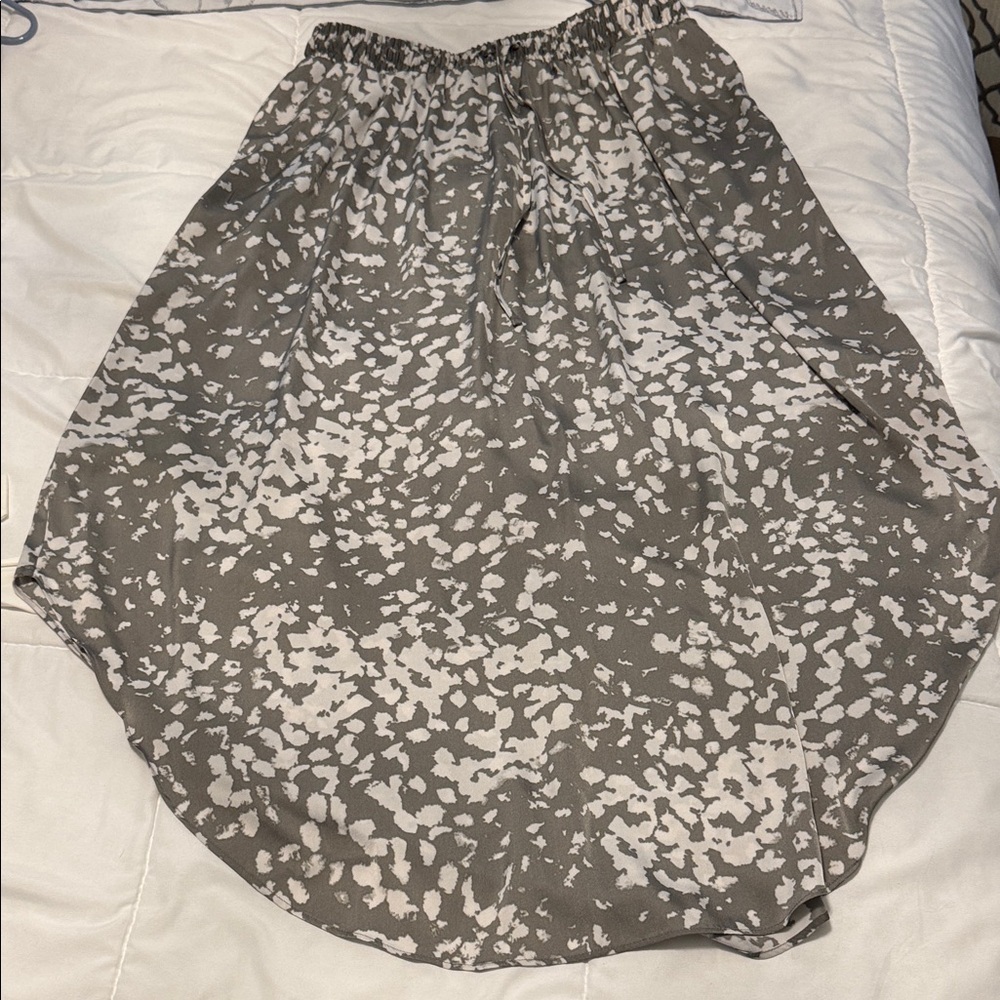 Vera Wang High-Low Skirt in Gray and White